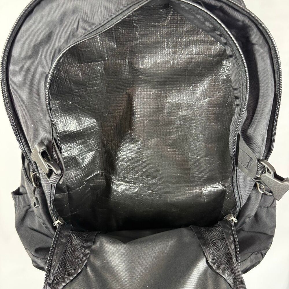 Patagonia black backpack atacama 28L 17x11x7” - Picture 3 of 9